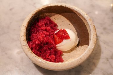 Gurme restoranında yoğurt şerbeti ve amfibik granita tatlısı servis edilir.