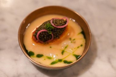 Kore restoranında yumurtalı ve havyarlı beurre blanc souse, rezene ve pirinç keki. Myeong ran beurre blanc, klasik Fransız beurre blanc sosu üzerine Kore 'den esinlenilmiş bir yaklaşımdır.