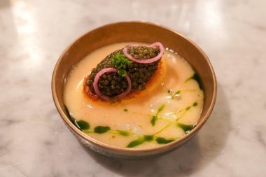 Kore restoranında yumurtalı ve havyarlı beurre blanc souse, rezene ve pirinç keki. Myeong ran beurre blanc, klasik Fransız beurre blanc sosu üzerine Kore 'den esinlenilmiş bir yaklaşımdır.