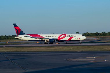 NEW YORK - 9 Haziran 2024: Delta Airlines Boeing 767 in special Breast Cancer Research Foundation (BCRF) Pembe kurdele üniforması. 