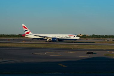 NEW YORK - 9 Haziran 2024: British Airways Boeing 777 uçağı New York 'taki John F. Kennedy Uluslararası Havaalanı' nda pistte.. 
