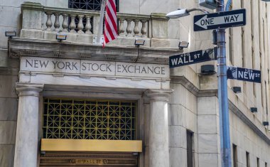 NEW YORK - 3 Mayıs 2018: Manhattan 'ın Finansal Bölgesindeki New York Borsası. Temmuz 2024 'te 25 trilyonu aşan piyasa sermayesi ile dünyanın en büyük borsası oldu.
