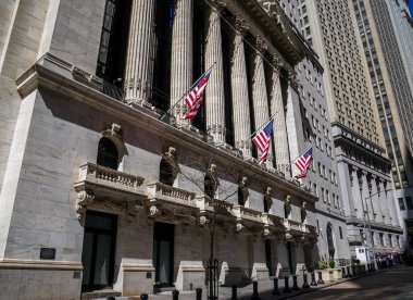NEW YORK - 23 Mart 2025: Manhattan 'ın Finansal Bölgesindeki New York Borsası. Temmuz 2024 'te 25 trilyonu aşan piyasa sermayesi ile dünyanın en büyük borsası oldu.