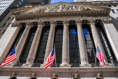 NEW YORK - 23 Mart 2025: Manhattan 'ın Finansal Bölgesindeki New York Borsası. Temmuz 2024 'te 25 trilyonu aşan piyasa sermayesi ile dünyanın en büyük borsası oldu.
