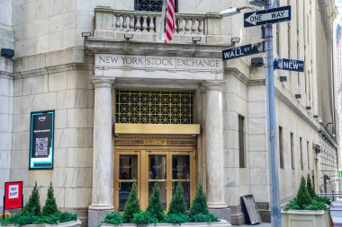 NEW YORK - 23 Mart 2025: Manhattan 'ın Finansal Bölgesindeki New York Borsası. Temmuz 2024 'te 25 trilyonu aşan piyasa sermayesi ile dünyanın en büyük borsası oldu.