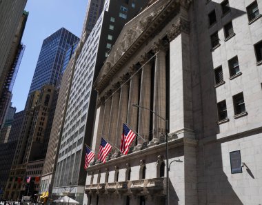 NEW YORK - 23 Mart 2025: Manhattan 'ın Finansal Bölgesindeki New York Borsası. Temmuz 2024 'te 25 trilyonu aşan piyasa sermayesi ile dünyanın en büyük borsası oldu.