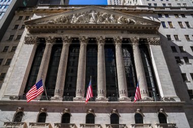 NEW YORK - 23 Mart 2025: Manhattan 'ın Finansal Bölgesindeki New York Borsası. Temmuz 2024 'te 25 trilyonu aşan piyasa sermayesi ile dünyanın en büyük borsası oldu.