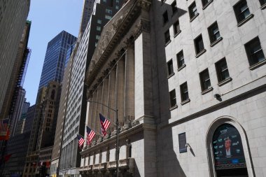 NEW YORK - 23 Mart 2025: Manhattan 'ın Finansal Bölgesindeki New York Borsası. Temmuz 2024 'te 25 trilyonu aşan piyasa sermayesi ile dünyanın en büyük borsası oldu.