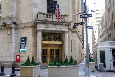 NEW YORK - 23 Mart 2025: Manhattan 'ın Finansal Bölgesindeki New York Borsası. Temmuz 2024 'te 25 trilyonu aşan piyasa sermayesi ile dünyanın en büyük borsası oldu.