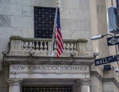 NEW YORK - 23 Mart 2025: Manhattan 'ın Finansal Bölgesindeki New York Borsası. Temmuz 2024 'te 25 trilyonu aşan piyasa sermayesi ile dünyanın en büyük borsası oldu.