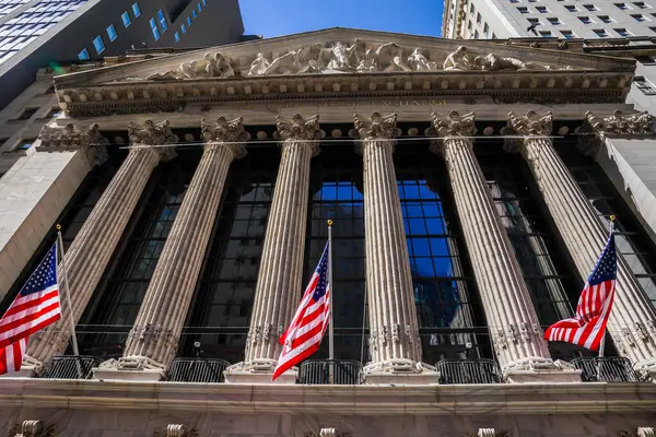 NEW YORK - 23 Mart 2025: Manhattan 'ın Finansal Bölgesindeki New York Borsası. Temmuz 2024 'te 25 trilyonu aşan piyasa sermayesi ile dünyanın en büyük borsası oldu.