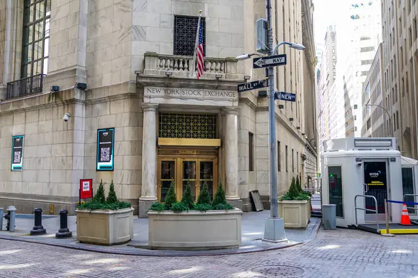 NEW YORK - 23 Mart 2025: Manhattan 'ın Finansal Bölgesindeki New York Borsası. Temmuz 2024 'te 25 trilyonu aşan piyasa sermayesi ile dünyanın en büyük borsası oldu.