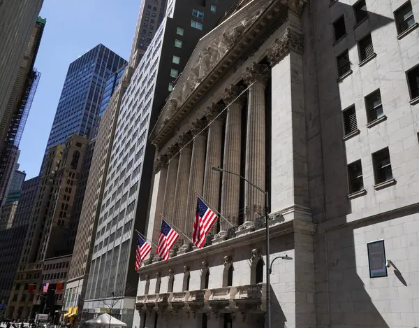 NEW YORK - 23 Mart 2025: Manhattan 'ın Finansal Bölgesindeki New York Borsası. Temmuz 2024 'te 25 trilyonu aşan piyasa sermayesi ile dünyanın en büyük borsası oldu.