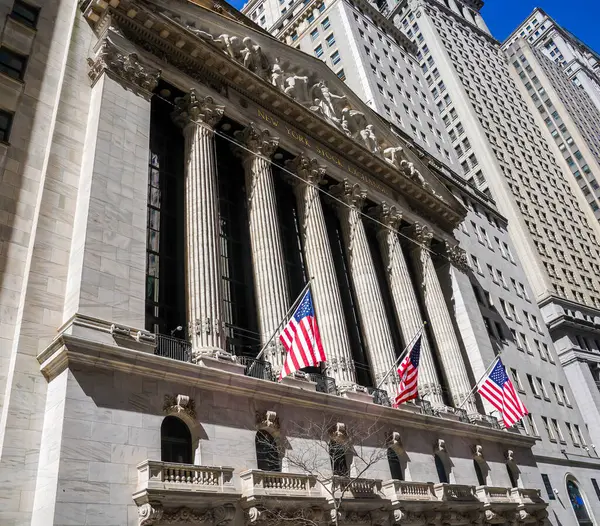 NEW YORK - 23 Mart 2025: Manhattan 'ın Finansal Bölgesindeki New York Borsası. Temmuz 2024 'te 25 trilyonu aşan piyasa sermayesi ile dünyanın en büyük borsası oldu.