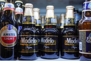 NEW YORK - 22 Mayıs 2022: Buzdolabında çeşitli uluslararası bira şişeleri