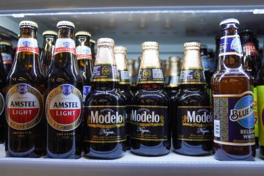 NEW YORK - 22 Mayıs 2022: Buzdolabında çeşitli uluslararası bira şişeleri