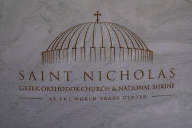 NEW YORK - 23 Mart 2025: Aziz Nicholas Yunan Ortodoks Kilisesi ve Ulusal Tapınak tabelası. Aşağı Manhattan 'da İspanyol mimar Santiago Calatrava tarafından tasarlandı.
