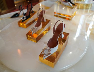 NEW YORK - 23 Mart 2025: Amina Muaddi tasarımcı ayakkabıları, New York 'taki One Wall Street' teki ilk ABD lokasyonu açıldıktan sonra efsanevi Fransız mağazası Printemps 'te Kırmızı Oda' da sergilendi 