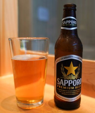 NEW YORK - 3 Kasım 2022: Yakından bir şişe Sapporo Birası