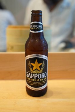 NEW YORK - 3 Kasım 2022: Yakından bir şişe Sapporo Birası