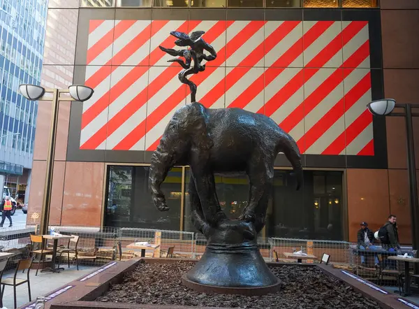 NEW YORK - NOVEMBER 5, 2020: AXA Binası halka açık galerisinin yaya geçidi Barry Flanagan 'ın 51. ve 52. caddeler arasındaki 6 1 / 2. 