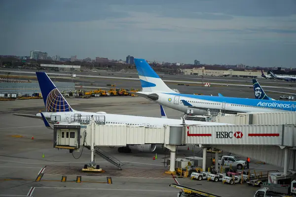 NEW YORK - 10 Aralık 2021: United Airlines, Aerolineas Argentinas ve Alaska Airlines JFK Uluslararası Havaalanı Terminal 7 'nin kapısına park etmiş uçaklar