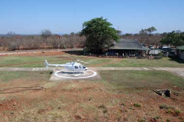 VICTORIA FALls, ZIMBABWE - 3 Ekim 2018: Zambezi Helikopter Şirketi helikopter pisti. Zambezi Helikopter Şirketi Victoria Falls turizm sektörüne manzara uçuşları ve charter uçuşları düzenliyor.