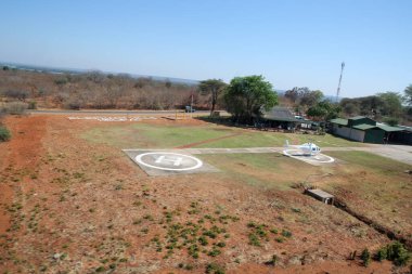 VICTORIA FALls, ZIMBABWE - 3 Ekim 2018: Zambezi Helikopter Şirketi helikopter pisti. Zambezi Helikopter Şirketi Victoria Falls turizm sektörüne manzara uçuşları ve charter uçuşları düzenliyor.