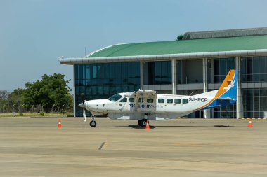 LIVINGSTONE, ZAMBIA - 2 Ekim 2018: Zambiya uçağı Zambiya 'daki Harry Mwaanga Nkumbula Uluslararası Havalimanı' nda pistte. Proflight Zambia, Lusaka, Zambiya merkezli bir havayolu şirketidir.
