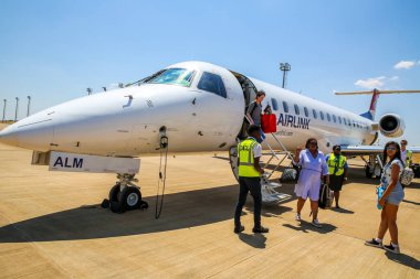 LIVINGSTONE, ZAMBIA - 2 Ekim 2018: AirLink jeti Zambiya 'daki Harry Mwaanga Nkumbula Uluslararası Havalimanı pistinde. Havayolu Johannesburg, Güney Afrika merkezli bölgesel bir havayolu şirketidir.