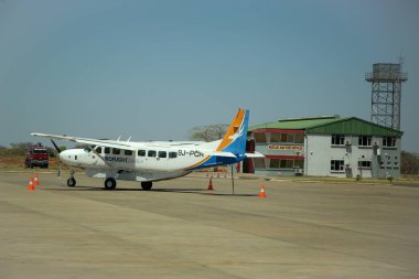 LIVINGSTONE, ZAMBIA - 2 Ekim 2018: Zambiya uçağı Zambiya 'daki Harry Mwaanga Nkumbula Uluslararası Havalimanı' nda pistte. Proflight Zambia, Lusaka, Zambiya merkezli bir havayolu şirketidir.