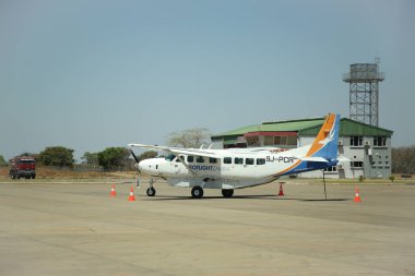 LIVINGSTONE, ZAMBIA - 2 Ekim 2018: Zambiya uçağı Zambiya 'daki Harry Mwaanga Nkumbula Uluslararası Havalimanı' nda pistte. Proflight Zambia, Lusaka, Zambiya merkezli bir havayolu şirketidir.