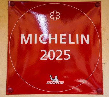 ORTA SAN GUILIO, İtalya - 26 Mayıs 2025: Andrea Monesi 'de Bir Yıldız Michelin Rehberi - Orta San Giulio, İtalya' da Locanda di Orta Restoranı