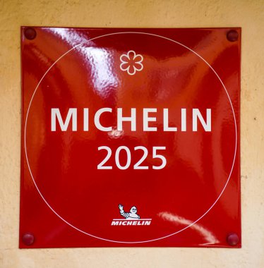 ORTA SAN GUILIO, İtalya - 26 Mayıs 2025: Andrea Monesi 'de Bir Yıldız Michelin Rehberi - Orta San Giulio, İtalya' da Locanda di Orta Restoranı
