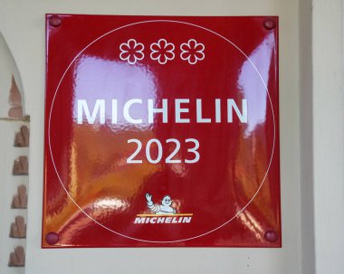 ORTA SAN GUILIO, İtalya - 26 Mayıs 2025: Orta San Giulio, İtalya 'daki Villa Crespi Restoranında Üç Yıldız Michelin Rehberi plaketi