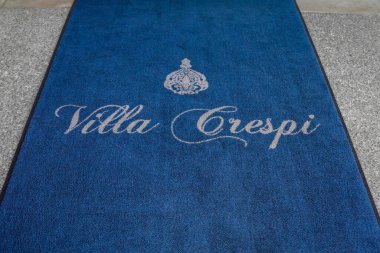 ORTA SAN GUILIO, İtalya - 26 Mayıs 2025: Villa Crespi 'ye Giriş, Üç Michelin Stars Restoranı ve Orta San Giulio, İtalya' daki Michelin Key Oteli