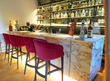 ORTA SAN GUILIO, İtalya - 26 Mayıs 2025: Villa Crespi 'deki bar, Orta San Giulio, İtalya' daki Three Michelin Stars Restoranı ve One Michelin Key Hotel 'in evi