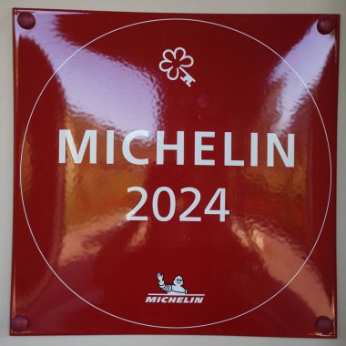 ORTA SAN GUILIO, İtalya - 26 Mayıs 2025: Orta San Giulio, İtalya 'da Villa Crespi' de bir Key Michelin Rehberi plaketi. Michelin Anahtarı seçkin konaklama için otelleri tanıyor.