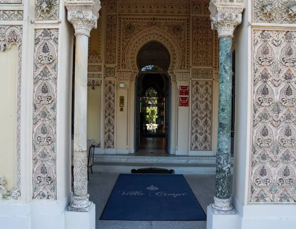 ORTA SAN GUILIO, İtalya - 26 Mayıs 2025: Villa Crespi 'ye Giriş, Üç Michelin Stars Restoranı ve Orta San Giulio, İtalya' daki Michelin Key Oteli