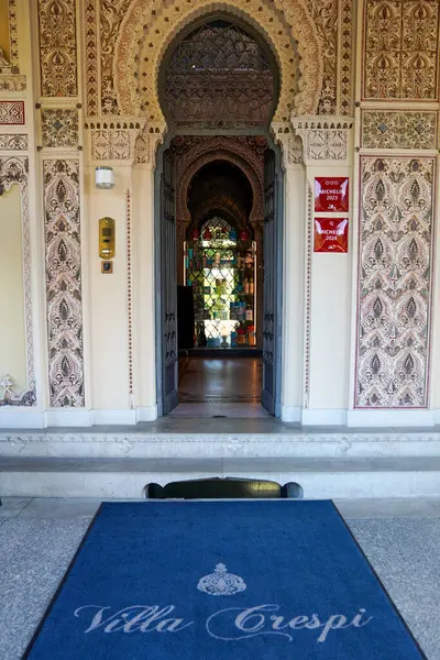 ORTA SAN GUILIO, İtalya - 26 Mayıs 2025: Villa Crespi 'ye Giriş, Üç Michelin Stars Restoranı ve Orta San Giulio, İtalya' daki Michelin Key Oteli