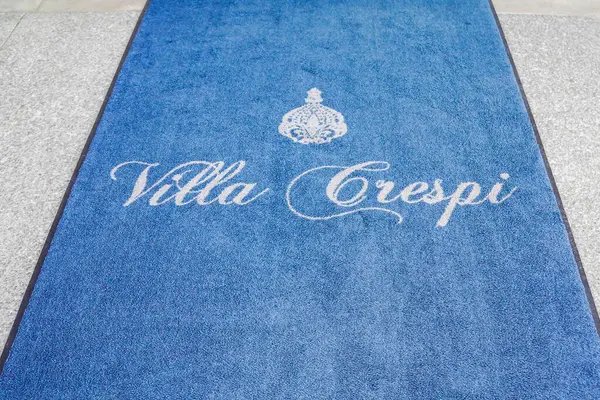 ORTA SAN GUILIO, İtalya - 26 Mayıs 2025: Villa Crespi 'ye Giriş, Üç Michelin Stars Restoranı ve Orta San Giulio, İtalya' daki Michelin Key Oteli