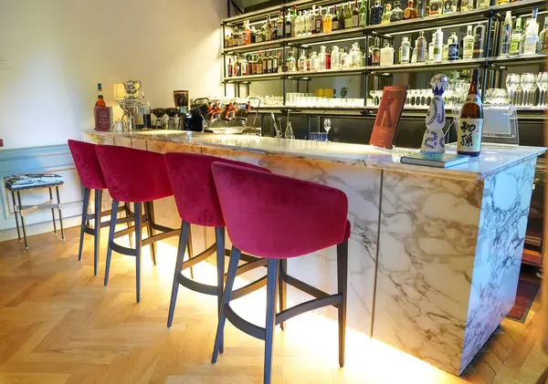 ORTA SAN GUILIO, İtalya - 26 Mayıs 2025: Villa Crespi 'deki bar, Orta San Giulio, İtalya' daki Three Michelin Stars Restoranı ve One Michelin Key Hotel 'in evi