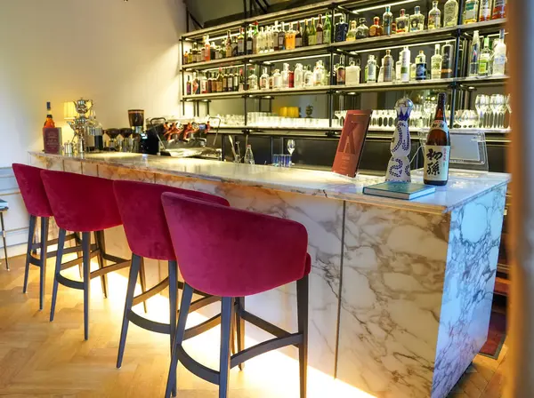 ORTA SAN GUILIO, İtalya - 26 Mayıs 2025: Villa Crespi 'deki bar, Orta San Giulio, İtalya' daki Three Michelin Stars Restoranı ve One Michelin Key Hotel 'in evi