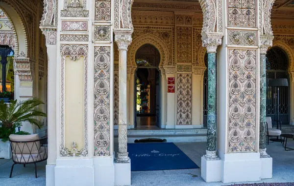 ORTA SAN GUILIO, İtalya - 26 Mayıs 2025: Villa Crespi 'ye Giriş, Üç Michelin Stars Restoranı ve Orta San Giulio, İtalya' daki Michelin Key Oteli