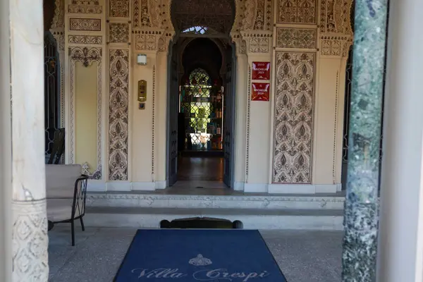 ORTA SAN GUILIO, İtalya - 26 Mayıs 2025: Villa Crespi 'ye Giriş, Üç Michelin Stars Restoranı ve Orta San Giulio, İtalya' daki Michelin Key Oteli