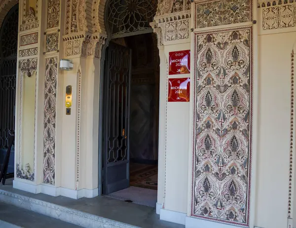 ORTA SAN GUILIO, İtalya - 26 Mayıs 2025: Villa Crespi 'ye Giriş, Üç Michelin Stars Restoranı ve Orta San Giulio, İtalya' daki Michelin Key Oteli