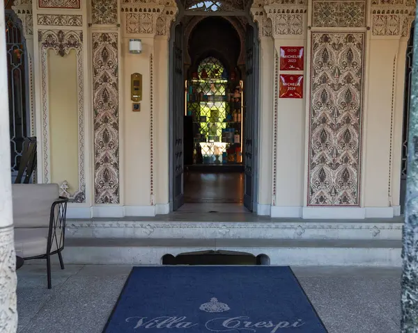 ORTA SAN GUILIO, İtalya - 26 Mayıs 2025: Villa Crespi 'ye Giriş, Üç Michelin Stars Restoranı ve Orta San Giulio, İtalya' daki Michelin Key Oteli