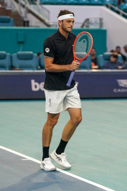 MIAMI GARDENS, FLORIDA - 27 Mart 2025: Taylor Fritz Miami 'deki Hard Rock Stadyumu' nda 2025 Miami Açık 'ta İtalyan Matteo Berrettini' ye karşı oynadığı çeyrek final maçında