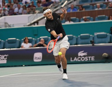 MIAMI GARDENS, FLORIDA - 27 Mart 2025: Taylor Fritz Miami 'deki Hard Rock Stadyumu' nda 2025 Miami Açık 'ta İtalyan Matteo Berrettini' ye karşı oynadığı çeyrek final maçında