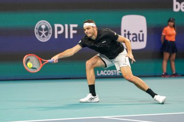 MIAMI GARDENS, FLORIDA - 27 Mart 2025: Taylor Fritz Miami 'deki Hard Rock Stadyumu' nda 2025 Miami Açık 'ta İtalyan Matteo Berrettini' ye karşı oynadığı çeyrek final maçında